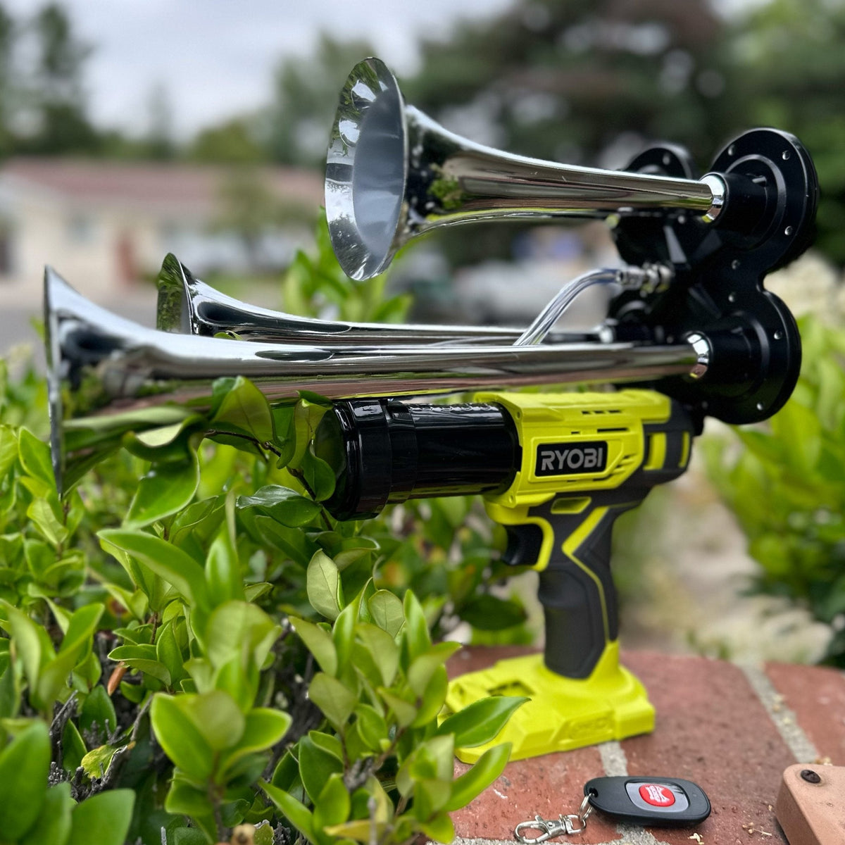 Does a Makita 40V XGT Battery Work on a Train Horn? No — Here's Why LXT 18V Is the Right Pack